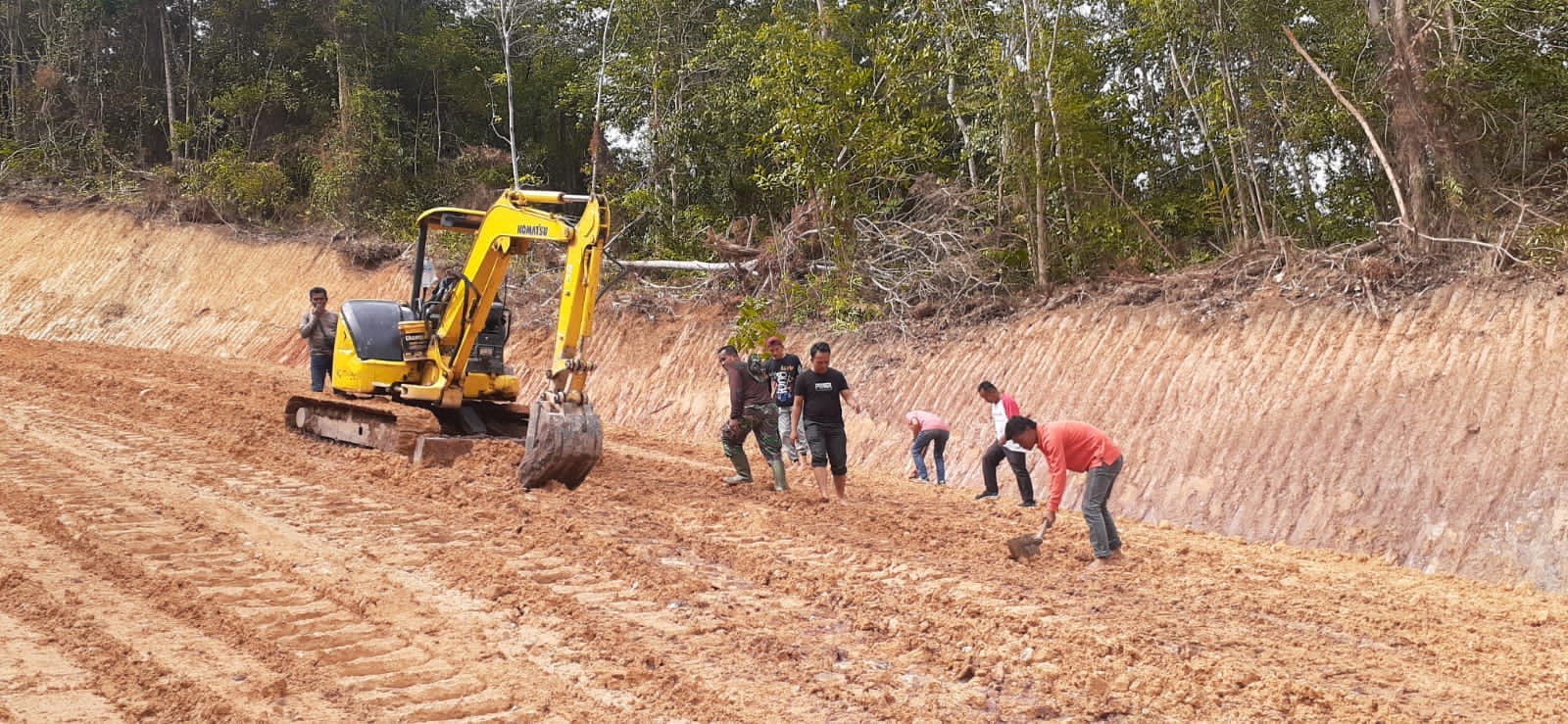 Masyarakat dan Satgas TMMD Kompak Pembuatan Pelebaran Jalan