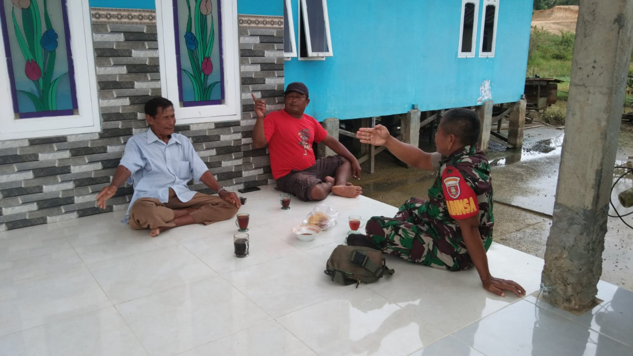 Pererat Silaturahmi dan Jalin Kebersamaan, Babinsa Maluhu Lakukan Komsos