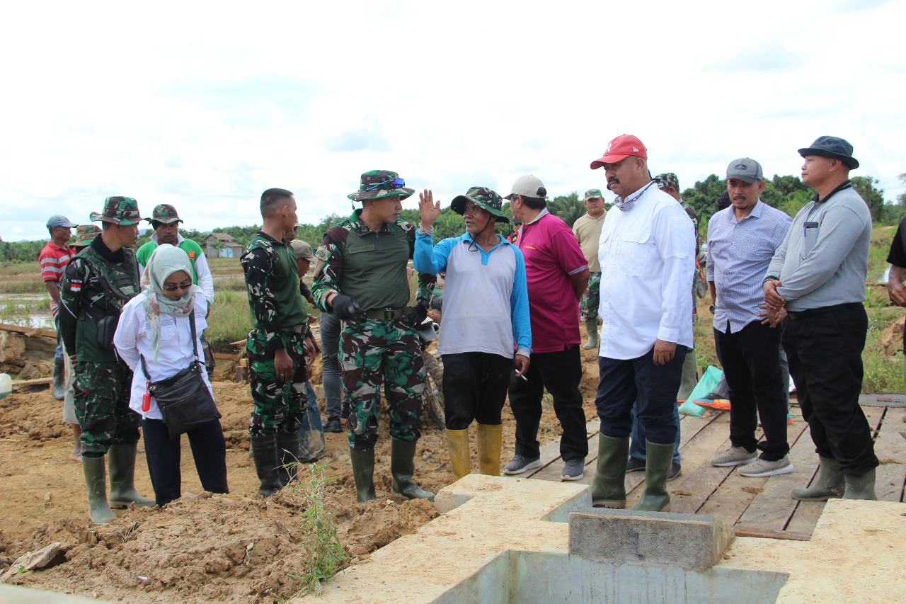 Bupati  Tinjau Karya Bakti Kodim 0906/Kutai Kartanegara Di Kecamatan Sebulu-Muara Kaman