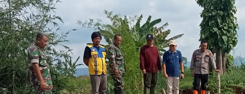 Dua Hari Hujan, TNI- Polri dan Camat Tambakromo Kompak Pantau Situasi Banjir