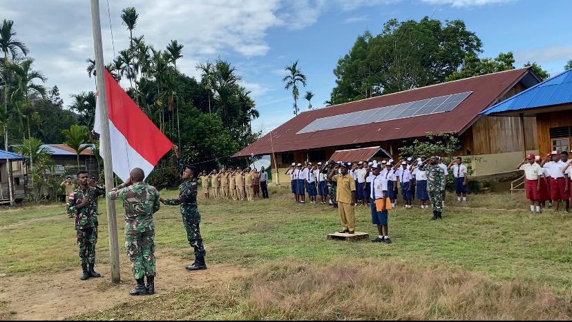 TNI dan Pelajar SD,SMPN Ikuti Upacara Bendera