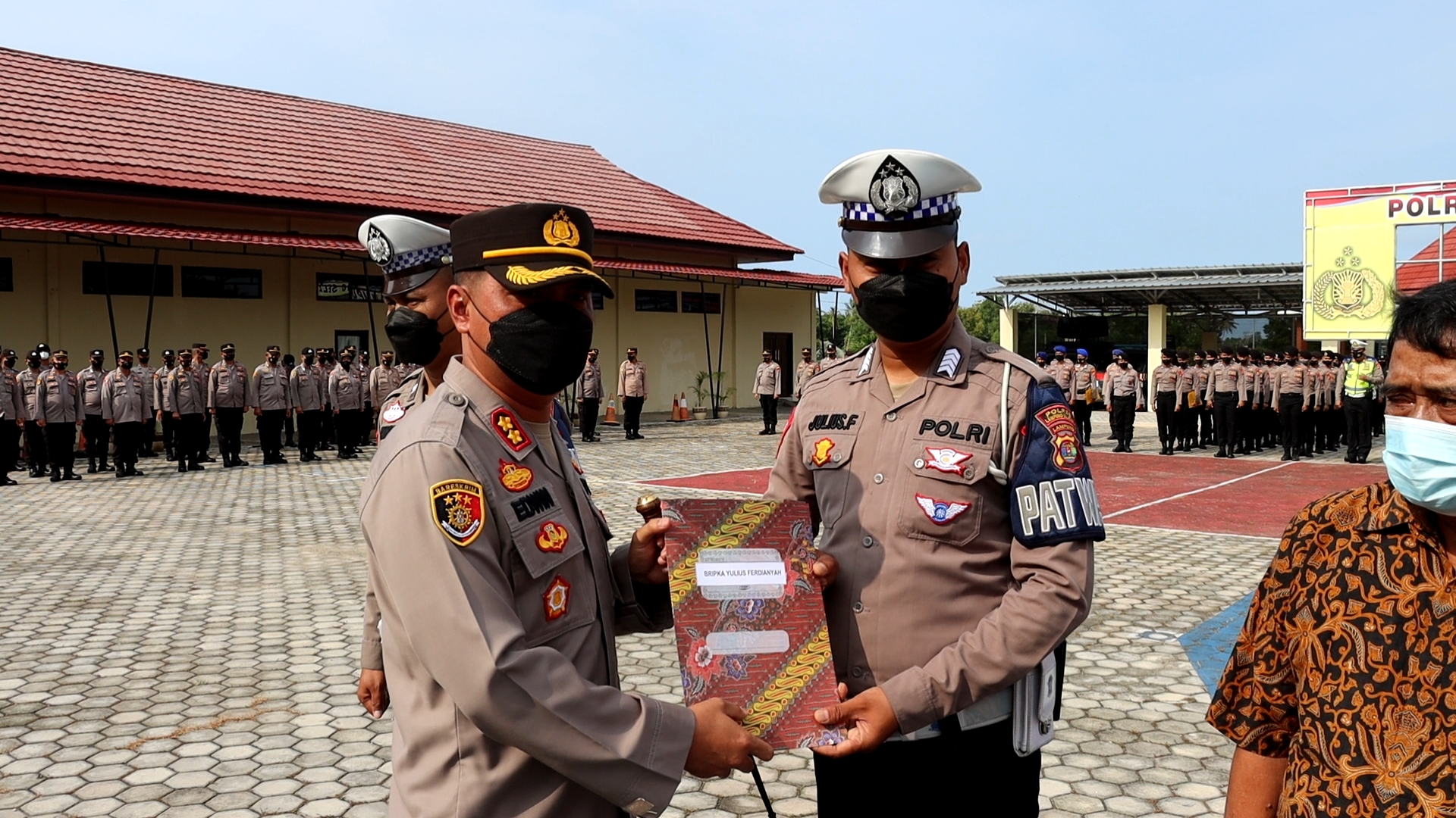 Dua Anggota Polres Lamsel dan Satu Warga Terima Penghargaan