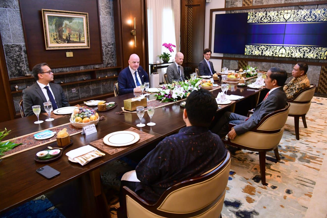 Jokowi Sambut Presiden FIFA di Istana Merdeka