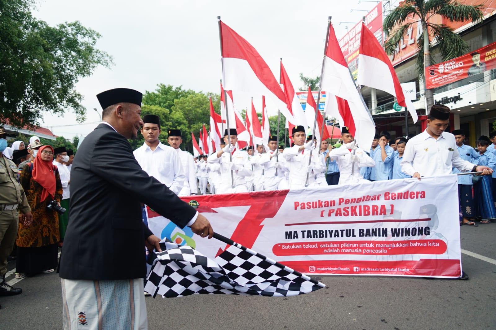 Puncak Hari Santri, Henggar Gelar Apel dan Kirab Akbar