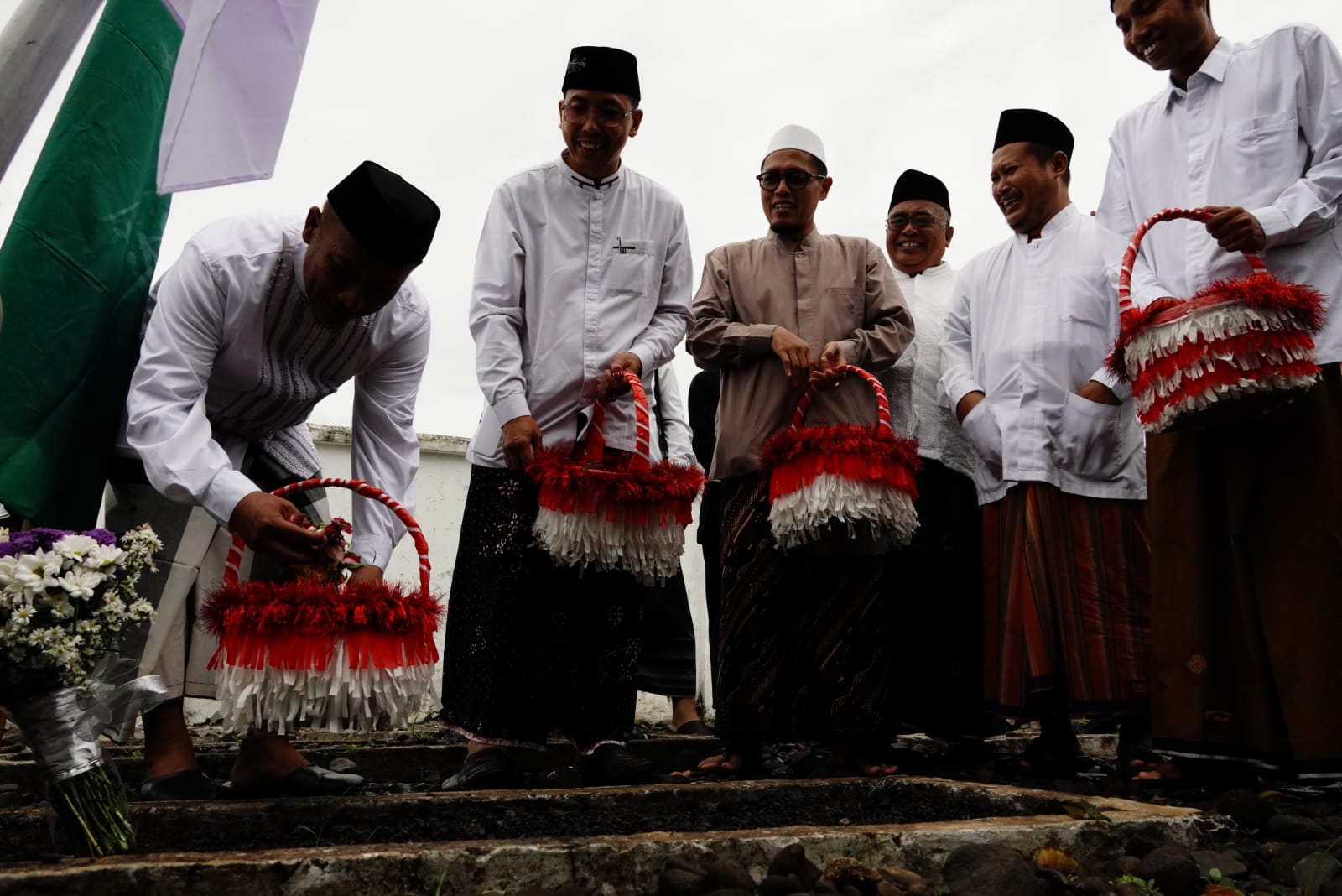 Hari Santri, Pj Bupati Pati Ziarah ke Taman Makam Pahlawan