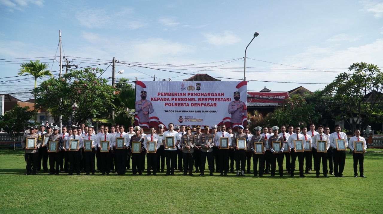 Kapolresta Denpasar Serahkan Penghargaan ke 57 Personel Yang Berprestasi