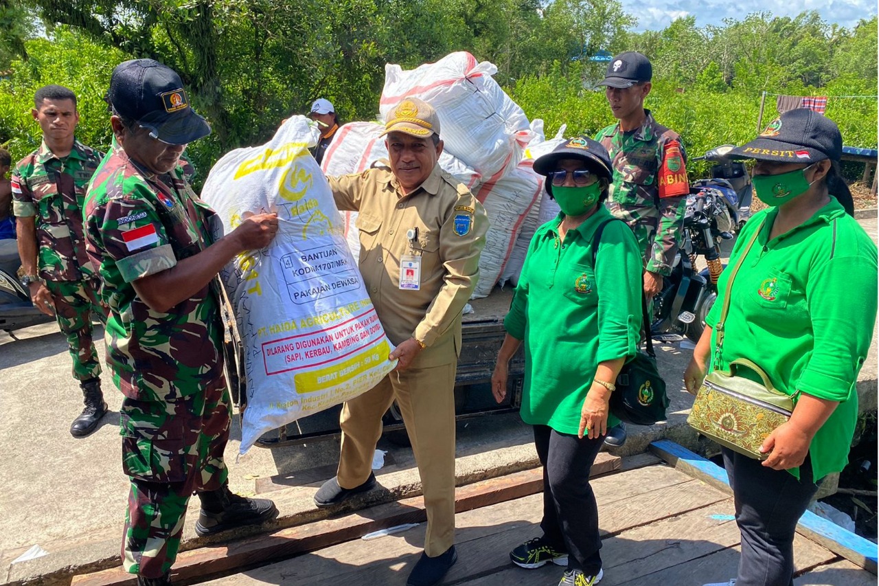 Koramil 1707-08/Agats Salurkan Bantuan Pakaian Layak Pakai ke Korban Kebakaran