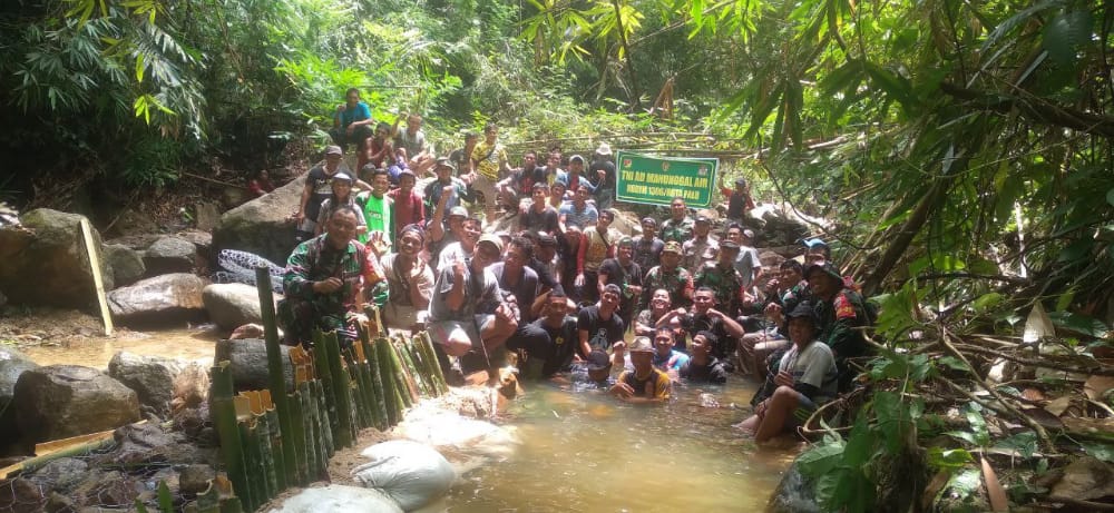 Babinsa dan Warga Kerja Bakti Pasang Bronjong
