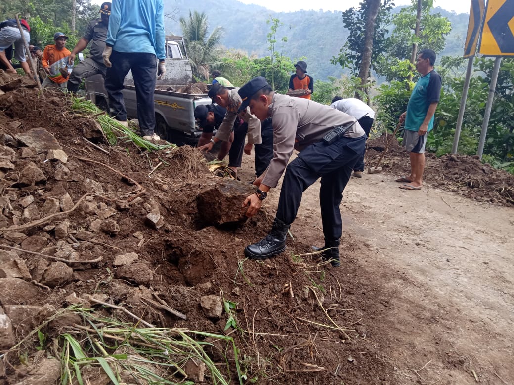 Kerja Bakti Pembersihan Sisa-Sisa Material Longsor