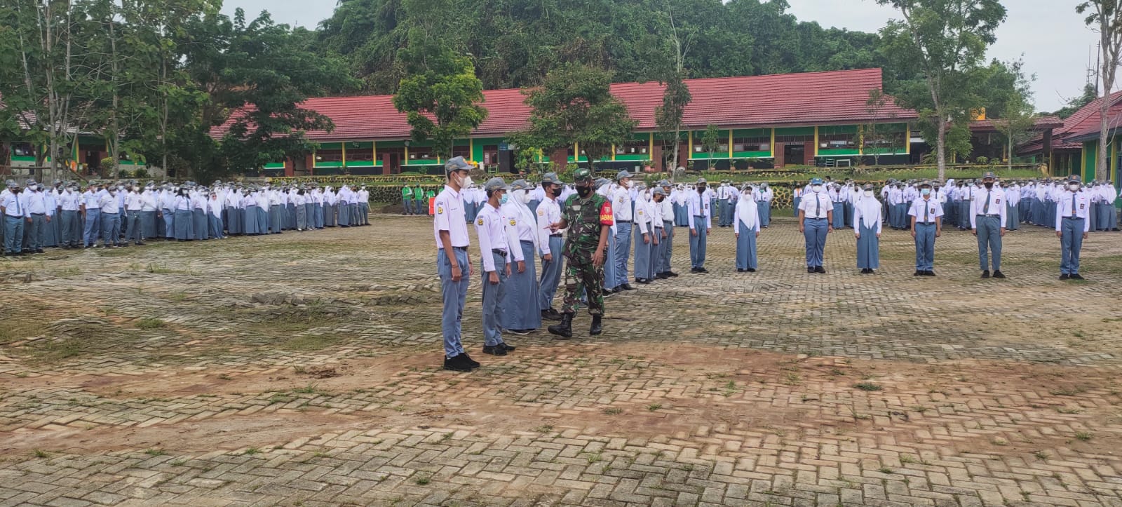 Babinsa Timbau Harapkan Melalui Kegiatan Mandik Dapat Tingkatkan Kedisiplinan Siswa