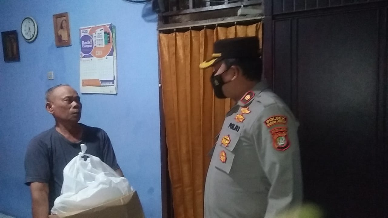 Peduli Sesama, Kapolsek Kebon Jeruk Berikan Bantuan Sembako ke Sejumlah Anak Gagal Ginjal