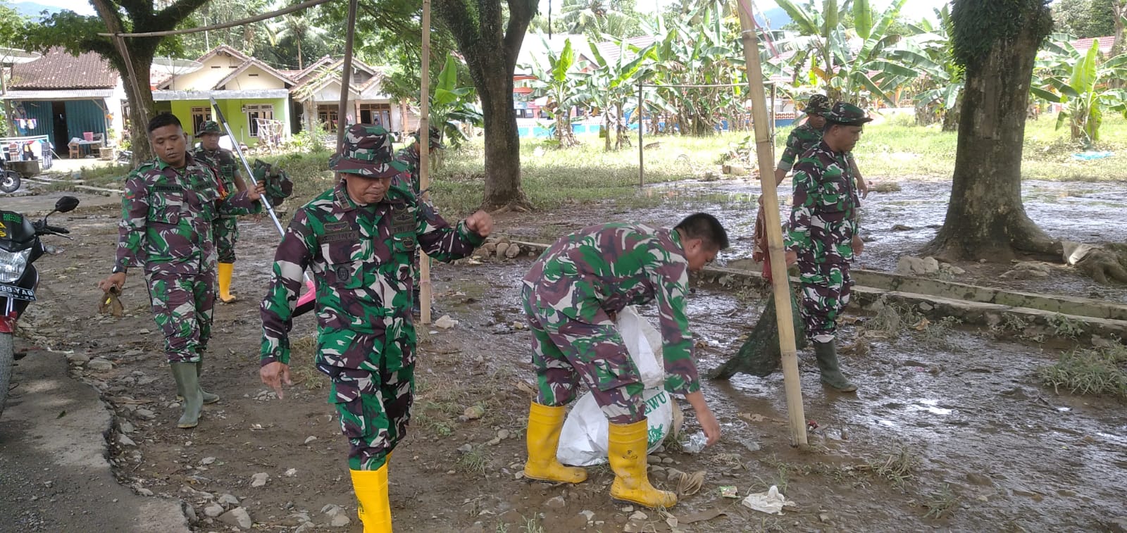 Pasca Musibah Banjir Kapten Paino Pimpinan Langsung Anggotanya Bersihkan Puing-Puing
