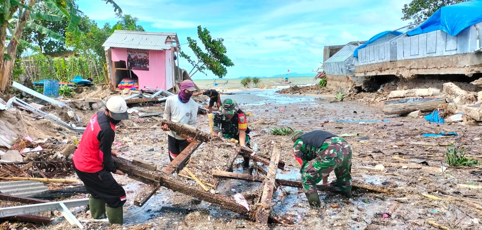 Danramil 421-07/Sdm Terjunkan Anggotanya di Sejumlah Titik Lokasi Terdamk Banjir