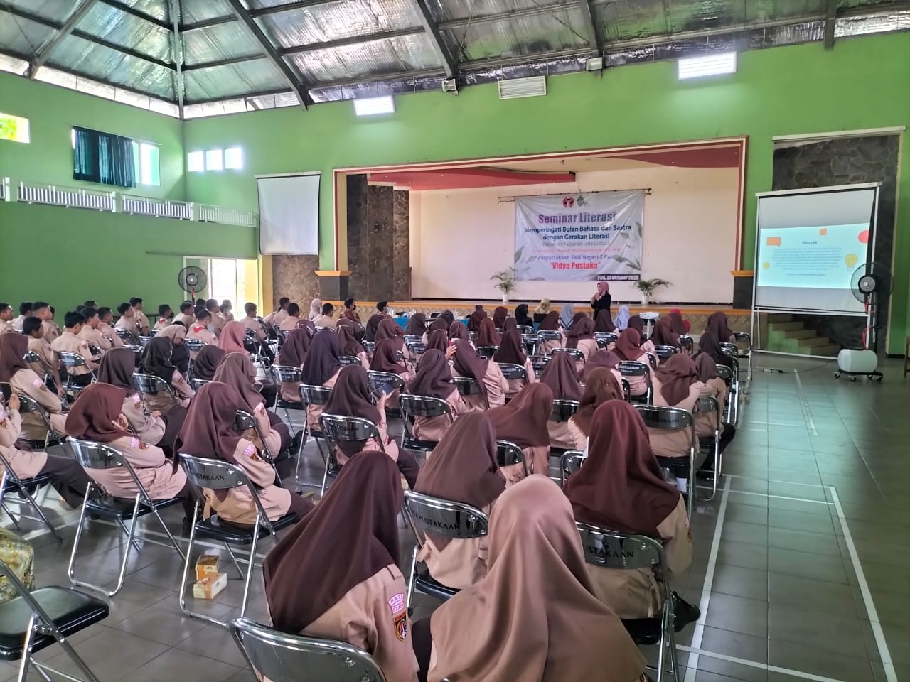Teropong Diskursus Bahasa Melalui Lensa Literasi
