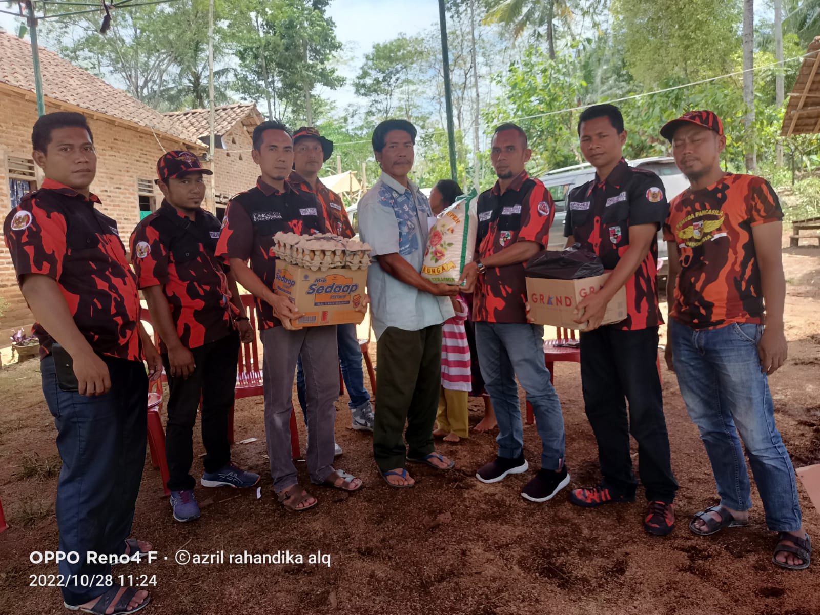 Pemuda Pancasila Kecamatan Sidomulyo Berikan Bantuan Sambako dan Tali Asih Untuk Korban Banjir di Kecamatan Sidomulyo