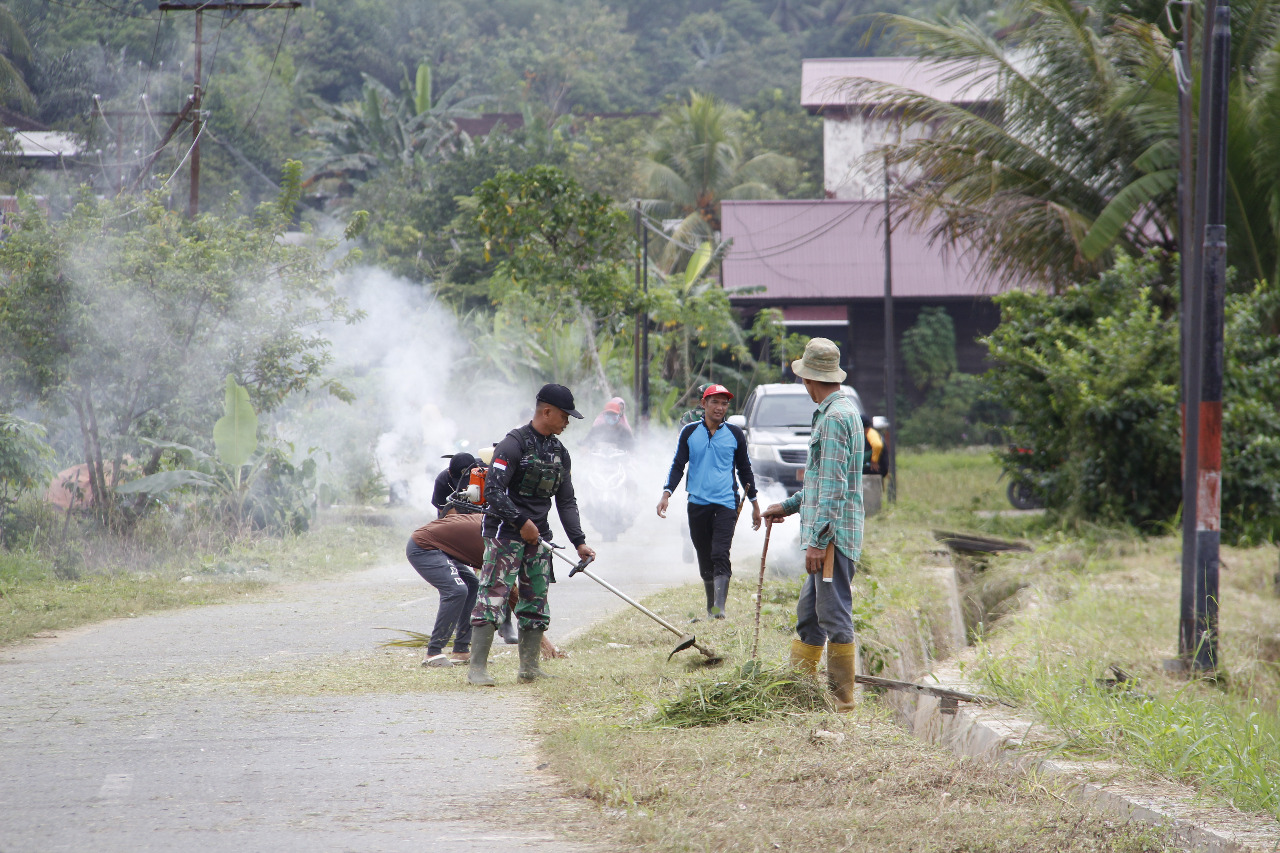 Kekompakan Warga Bersama Anggota Koramil Loa Kulu Tampak Terlihat Jelas Di Lapangan