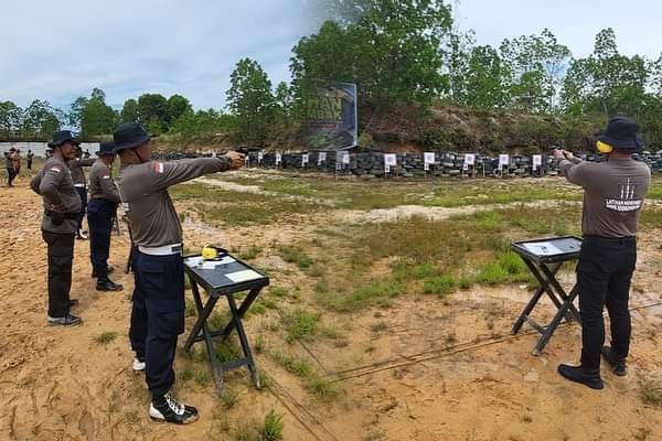 Tingkatkan Kemampuan, Petugas Lapas Kelas II A Pekanbaru Latihan Menembak