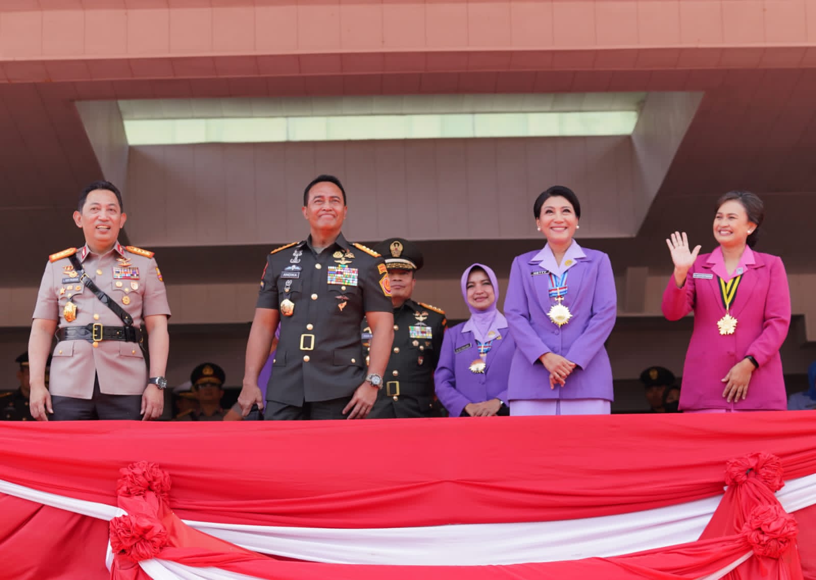 Pesan Kapolri Kepada 1.028 Taruna : Sinergisitas TNI-Polri Akan Menjamin Stabilitas Keamanan dan Politik