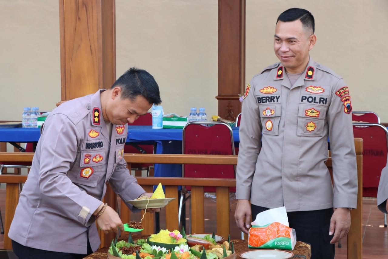 Polres Jepara Rayakan Potong Tumpeng di HUT Humas Polri ke 71