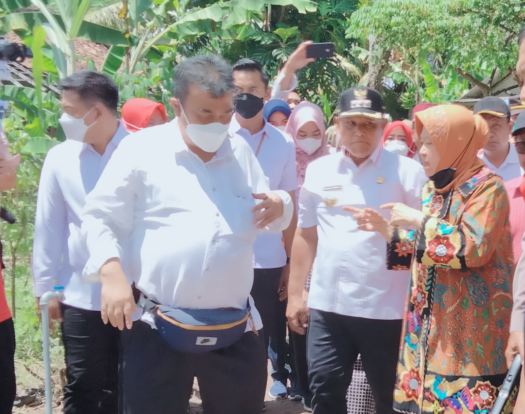 Bupati Lamsel,Nanang Ermanto Dampingi Mensos Tinjau Lokasi Banjir