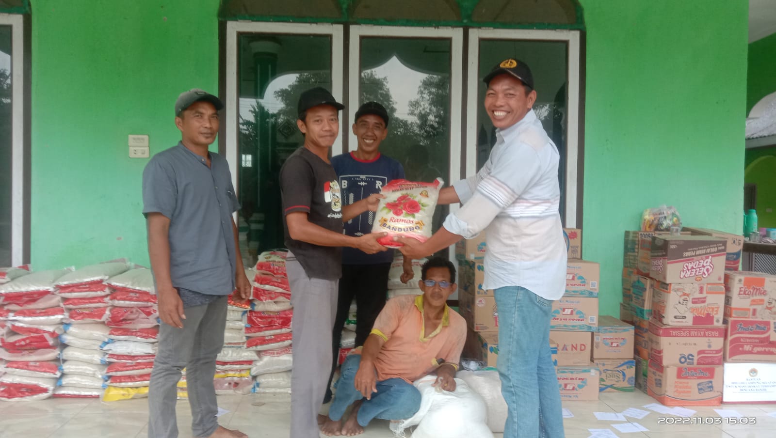 Pemdes Beringin Kencana dan Relawan Salurkan Bantuan Untuk Korban Banjir