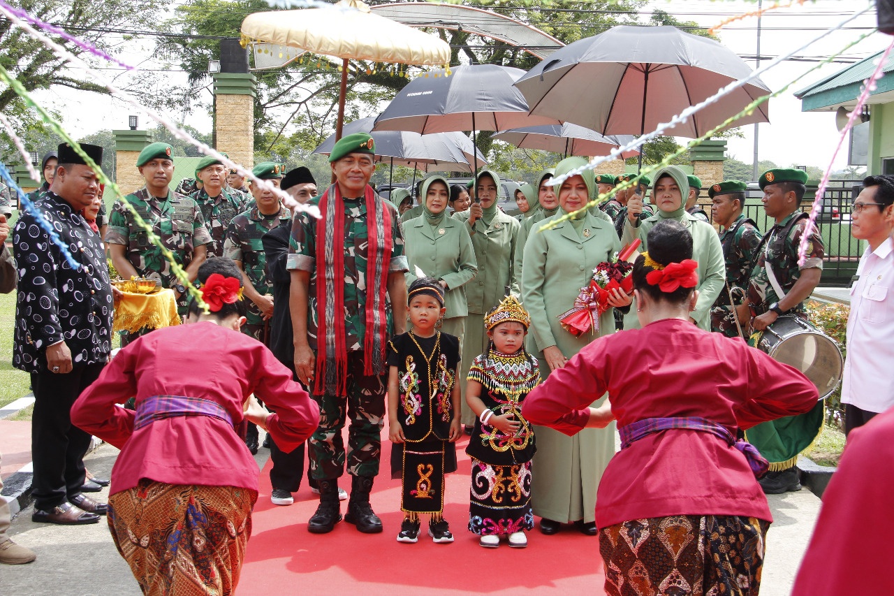 Dandim Kutai Kartanegara Letkol Inf. Jeffry Satria sambut rombongan Pangdam VI/Mulawarman