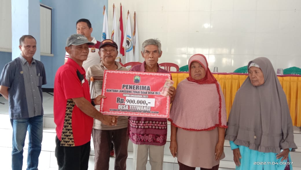 Secara Simbolis Kades dan Camat Candipuro Serahkan BLT DD Ta-2022 Desa Titiwangi