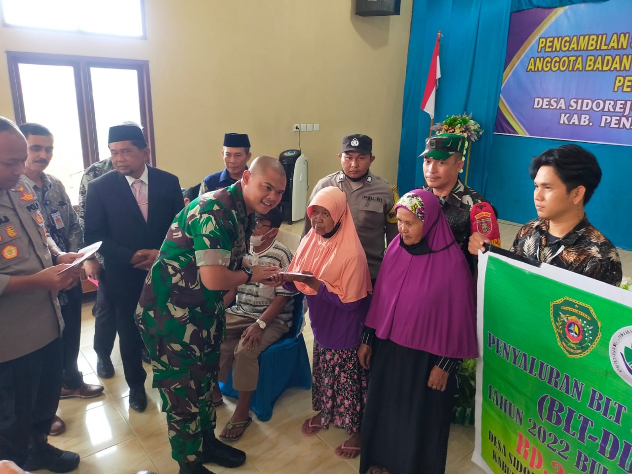 Babinsa Sidorejo dampingi Dandim 0913/PPU Serahkan Bantuan BLT Dana Desa Secara Simbolis
