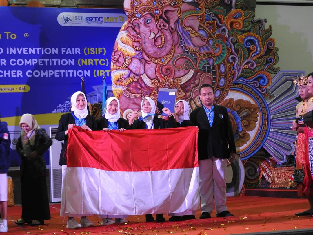 Sabet 2 Medali Emas Kejuaraan Science Internasional di Bali