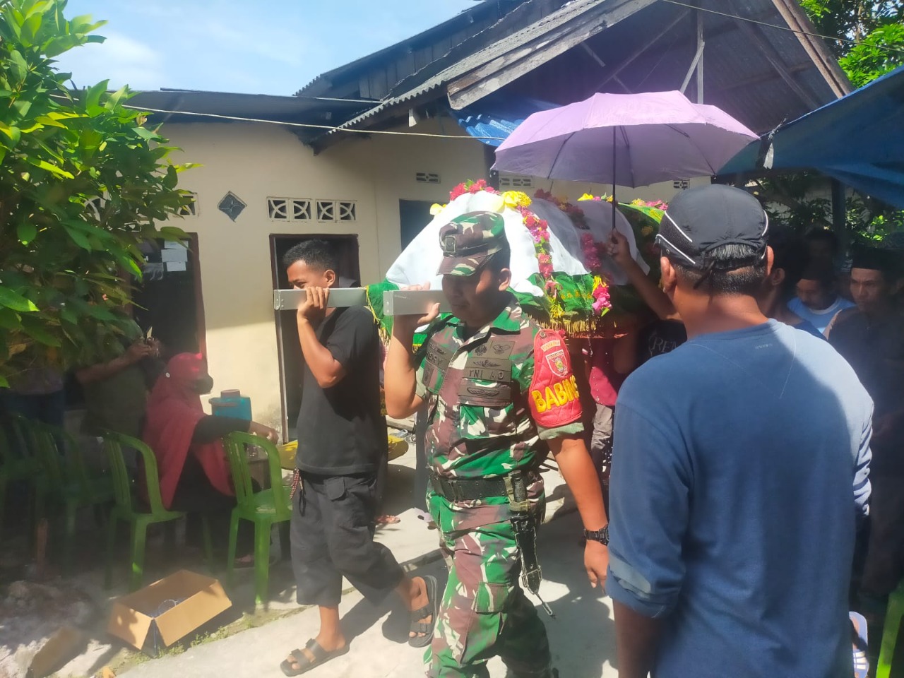 Babinsa Koramil Penajam Ikut Pikul Keranda Jenazah