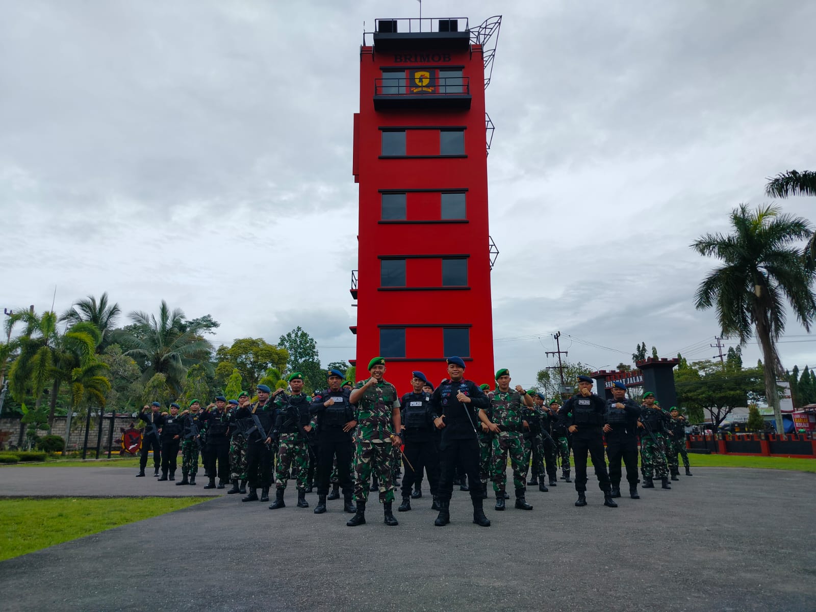 Sinergritas TNI-Polri, Yonif 611/Awang Long Bersama Yon B Pelopor Brimob Samarinda Laksanakan Coffee Morning