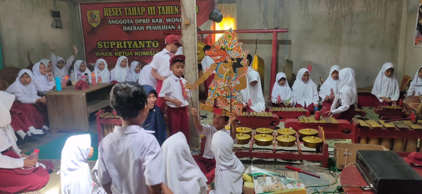 Peringati Hari Pahlawan, Puluhan Siswa SD Negeri 1 Temboro Belajar Wayang Dengan Mengunjungi Eks Pejuang