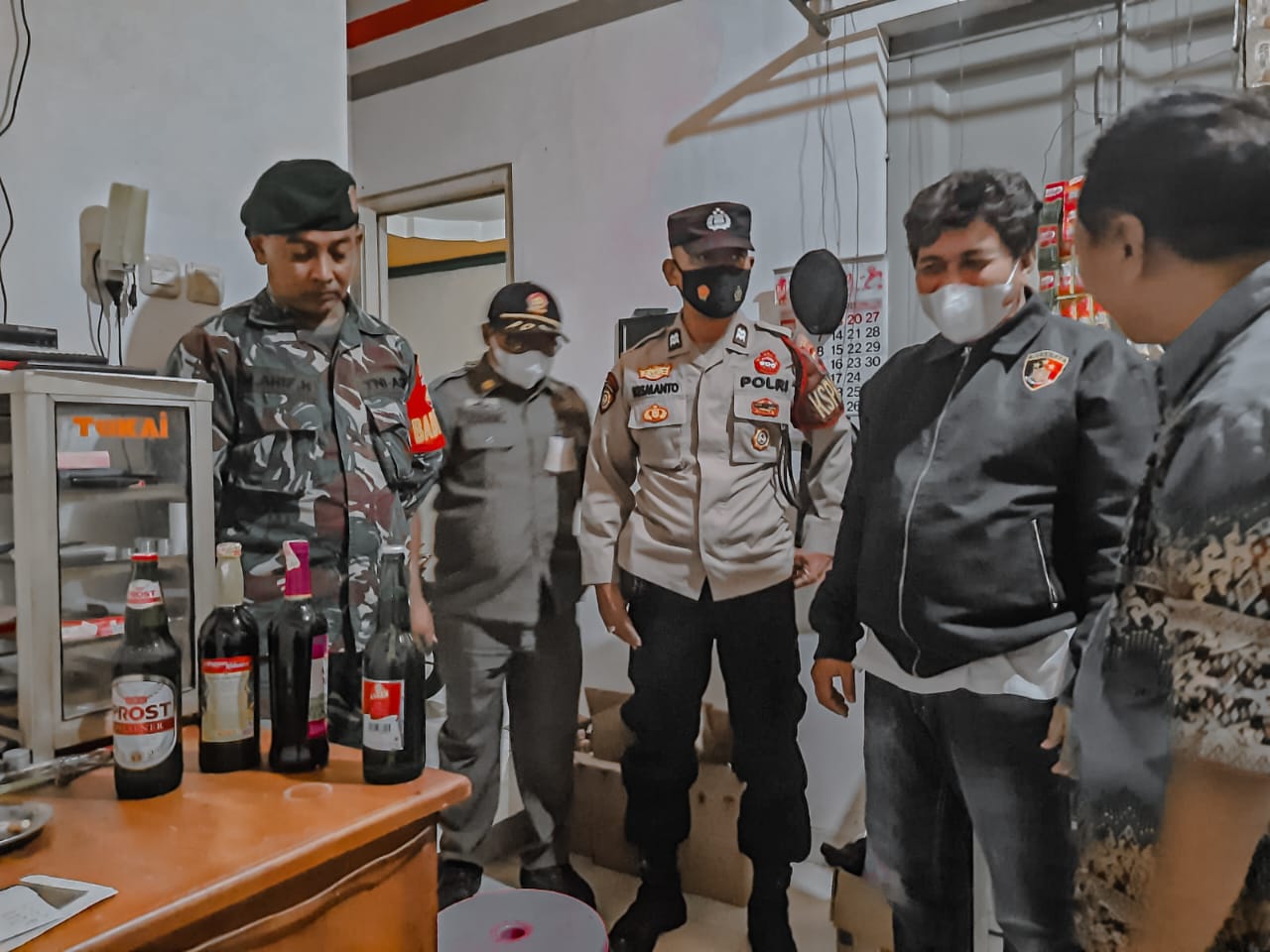 Polres Kudus Amankan Puluhan Botol Miras di Warung dan Toko