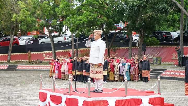 Mengenakan Pakaian Adat, Nanang Ermanto Pimpin Upacara Peringatan Hari Jadi Kabupaten Lampung Selatan