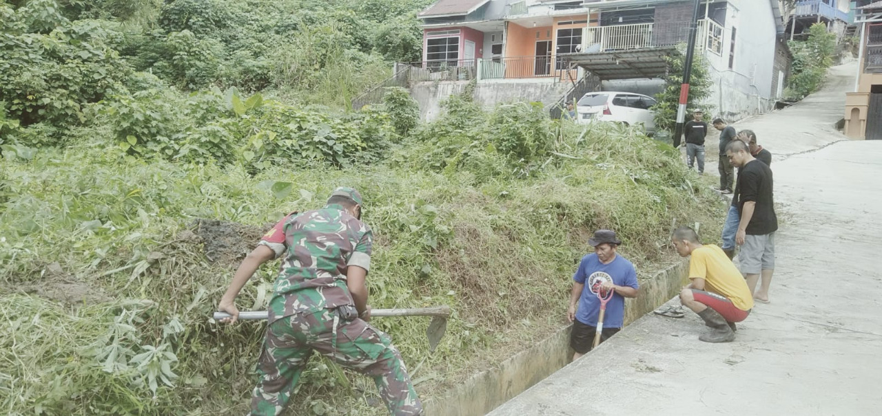 Babinsa Kelurahan Suka Rame Ajak Warga Tumbuhkan Kembali Semangat Kegotong Royongan
