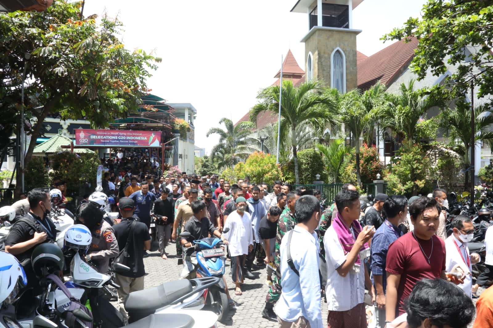 Saat Beribadah, TNI-Polri Amankan Delegasi dan Tamu KTT G20