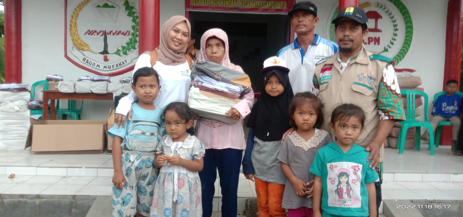 PLN Peduli Berikan Bantuan Perlengkapan Sekolah Kepada 47 Anak Korban Banjir di Desa Beringin Kencana