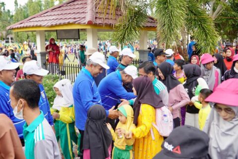 Doorprize Menarik, PJ Bupati Kampar Lepas Ribuan Peserta Gerak Jalan Santai Hut PGRI Ke-77
