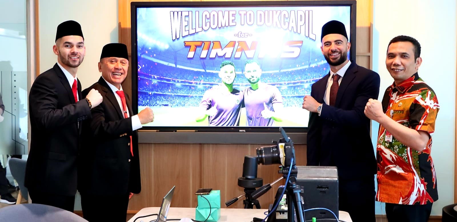 Dua Pemain Naturalisasi PSSI Dukcapil  Kemendagri, Serah kan KTP-El.