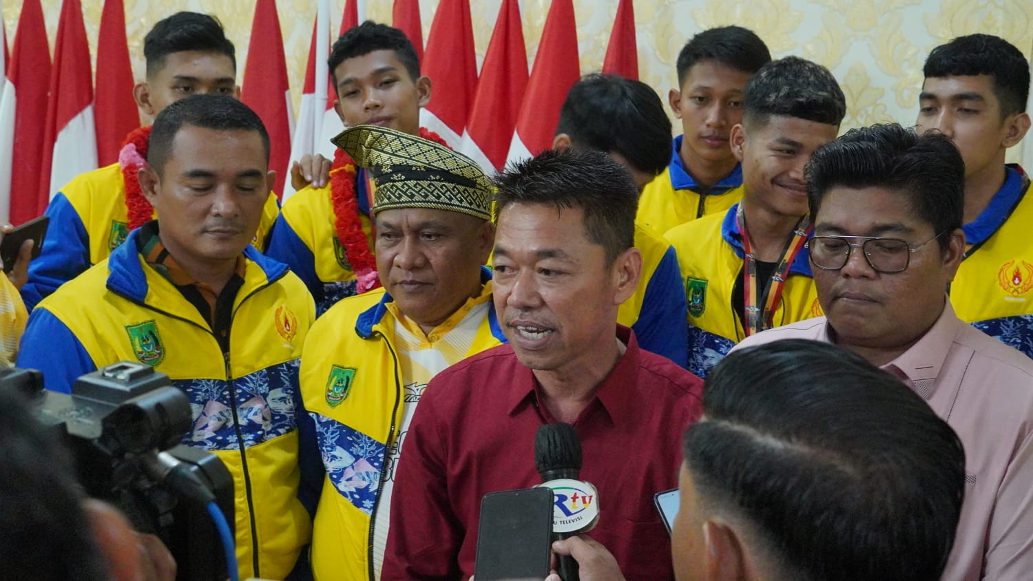 Raih Medali Emas, Bupati Rohil, Aprizal Sintong S.I.P Sambut ke Pulangan Atlet Cabor volly