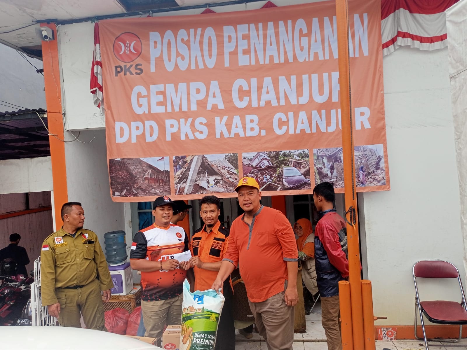 Peduli Gempa Cianjur, Fraksi PKS DPRD Lamsel Berikan Bantuan