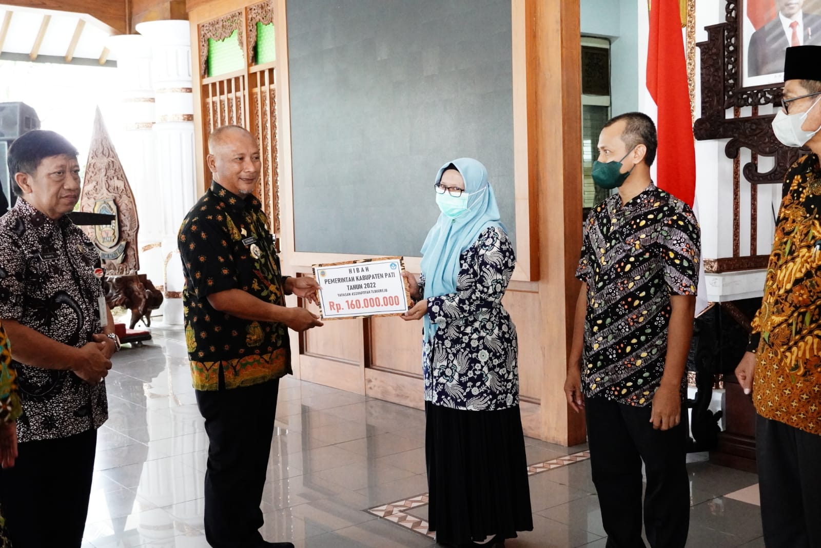 Pj Bupati Serahkan Bantuan Dana Hibah Bagi Sekolah Swasta