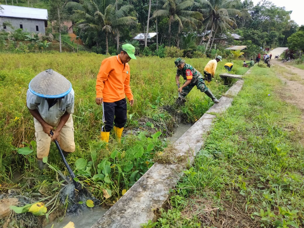 Gelorakan Semangat Kegotong Royongan, Babinsa dan Warga Bersihkan Saluran Air