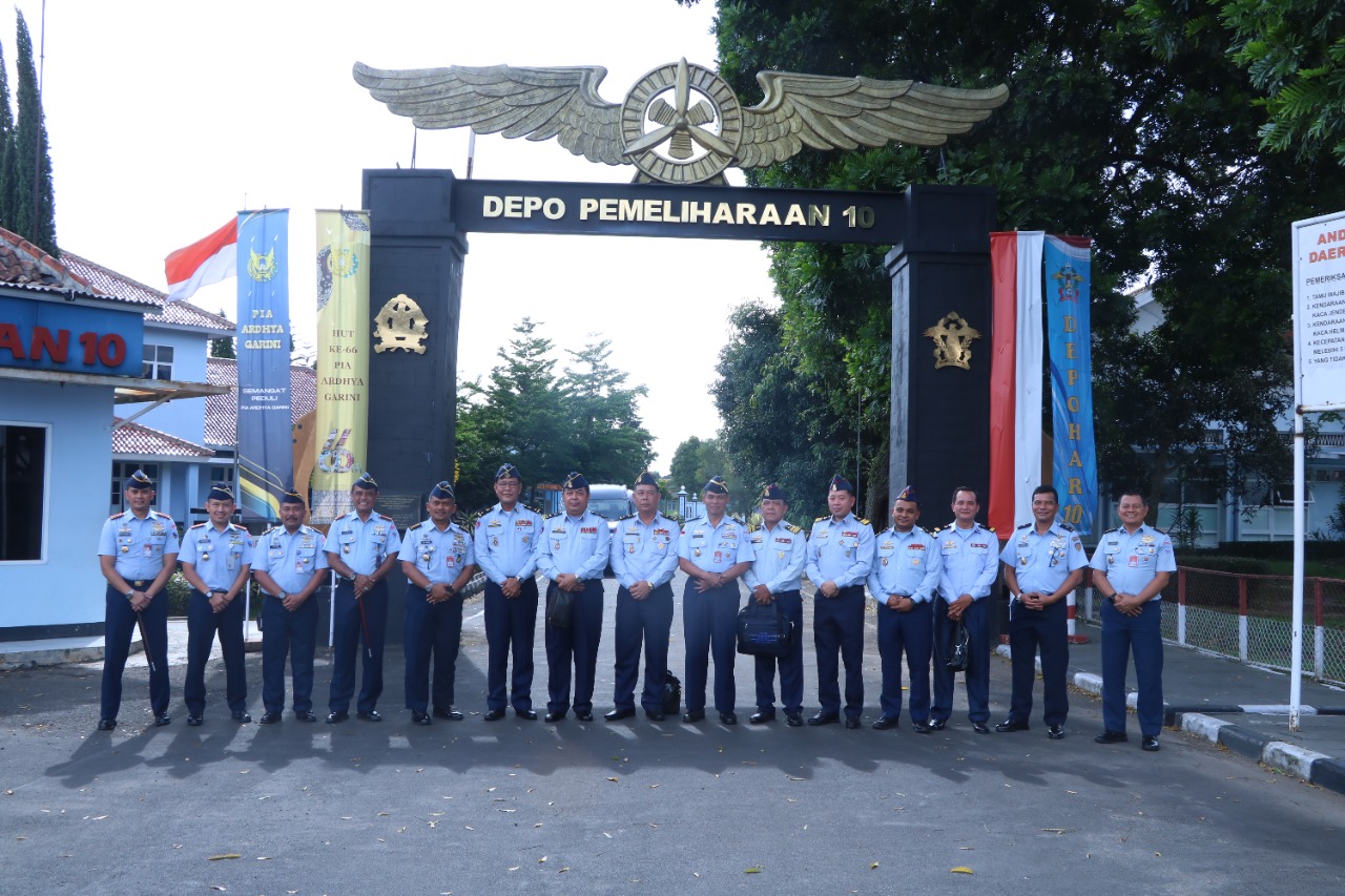 Mayor Jenderal Som Yom Kunjungi Depo Pemeliharaan