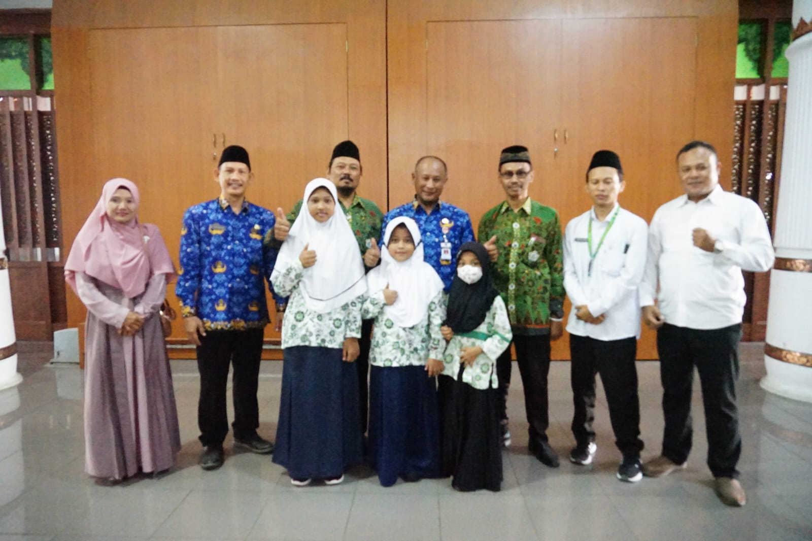 Tiga Siswi Diniyah Minta Doa Restu Pj Bupati