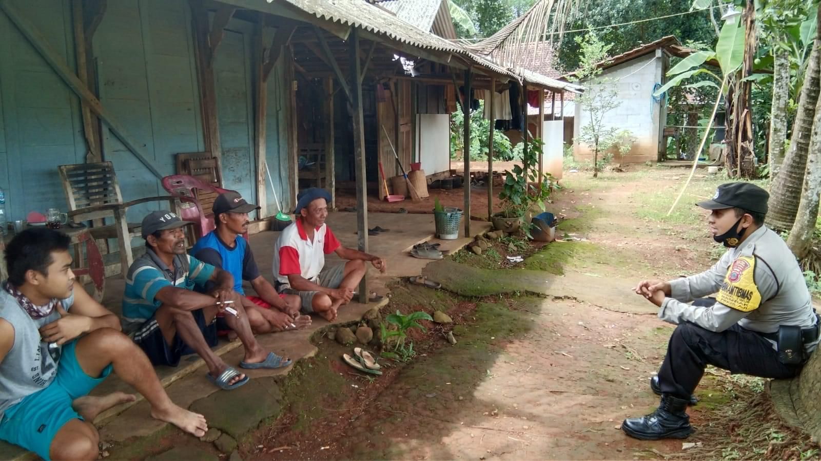 Waspada !!! Bhabinkamtibmas Berikan Himbauan Kepada Warga