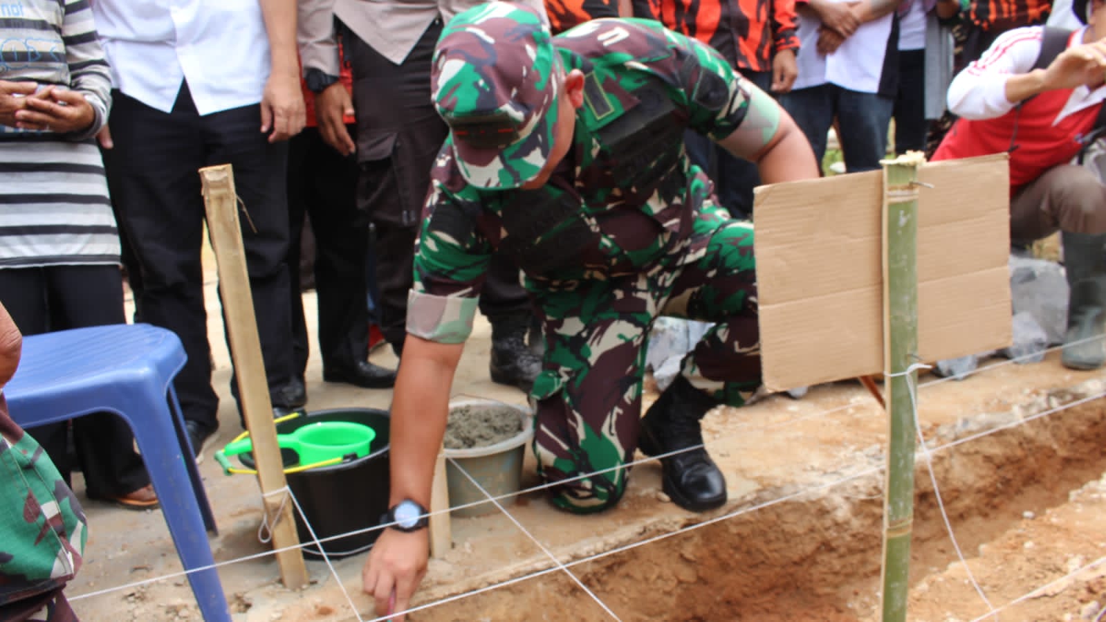 Letkol Inf Fajar Akhirudin Letakkan Batu Pertama Pembangunan RTLH di Desa Bandar Dalam