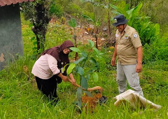 Komunitas Pecinta Mobil Offroad Serahkan Bibit Tanaman Buah di SD Negeri 1 Temboro Karangtengah Wonogiri
