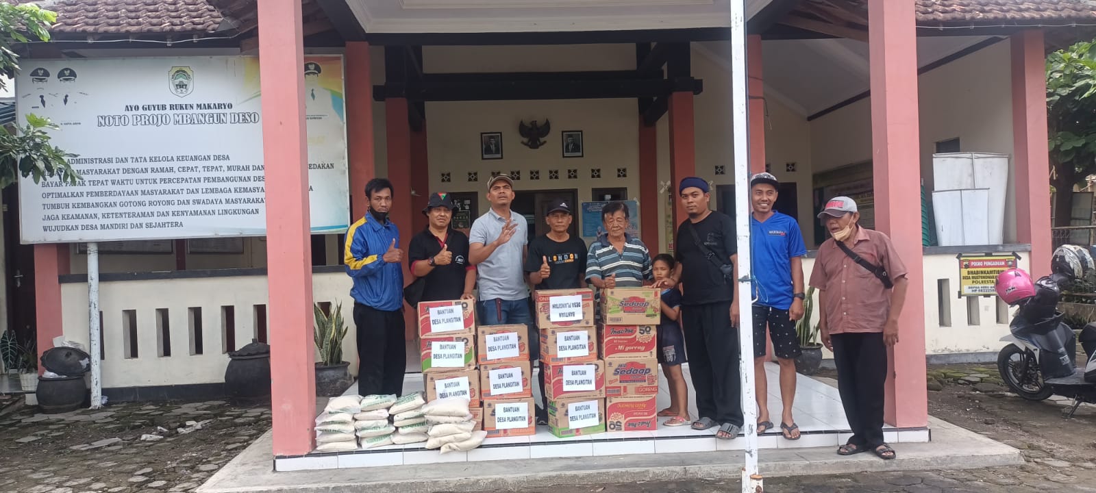 Kompak!!! Warga Plangitan dan Pemdes Salurkan Bansos ke Korban banjir