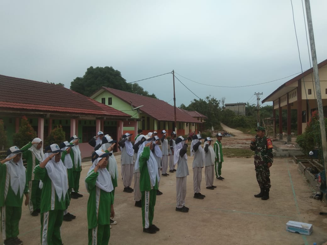 Babinsa Pantai Lango Latih PBB Kepada Siswa SMPN 19 PPU